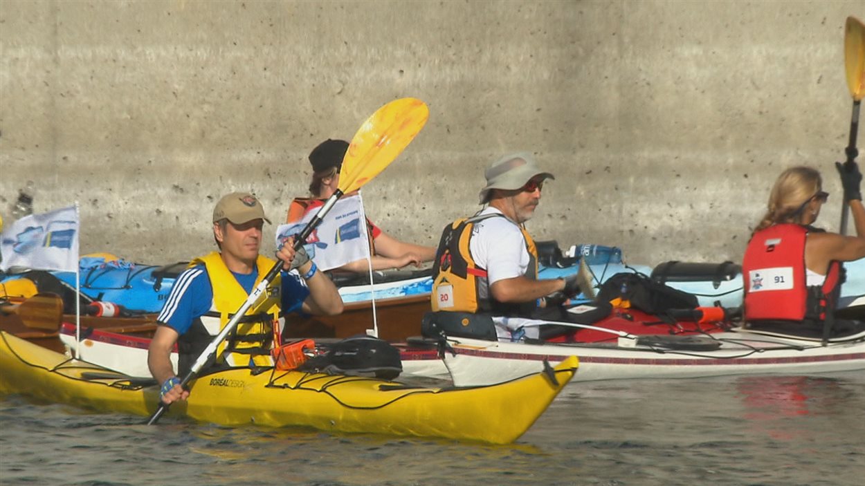 L'animateur Claude Bernatchez au départ du 2e Défi kayak Montréal-Québec