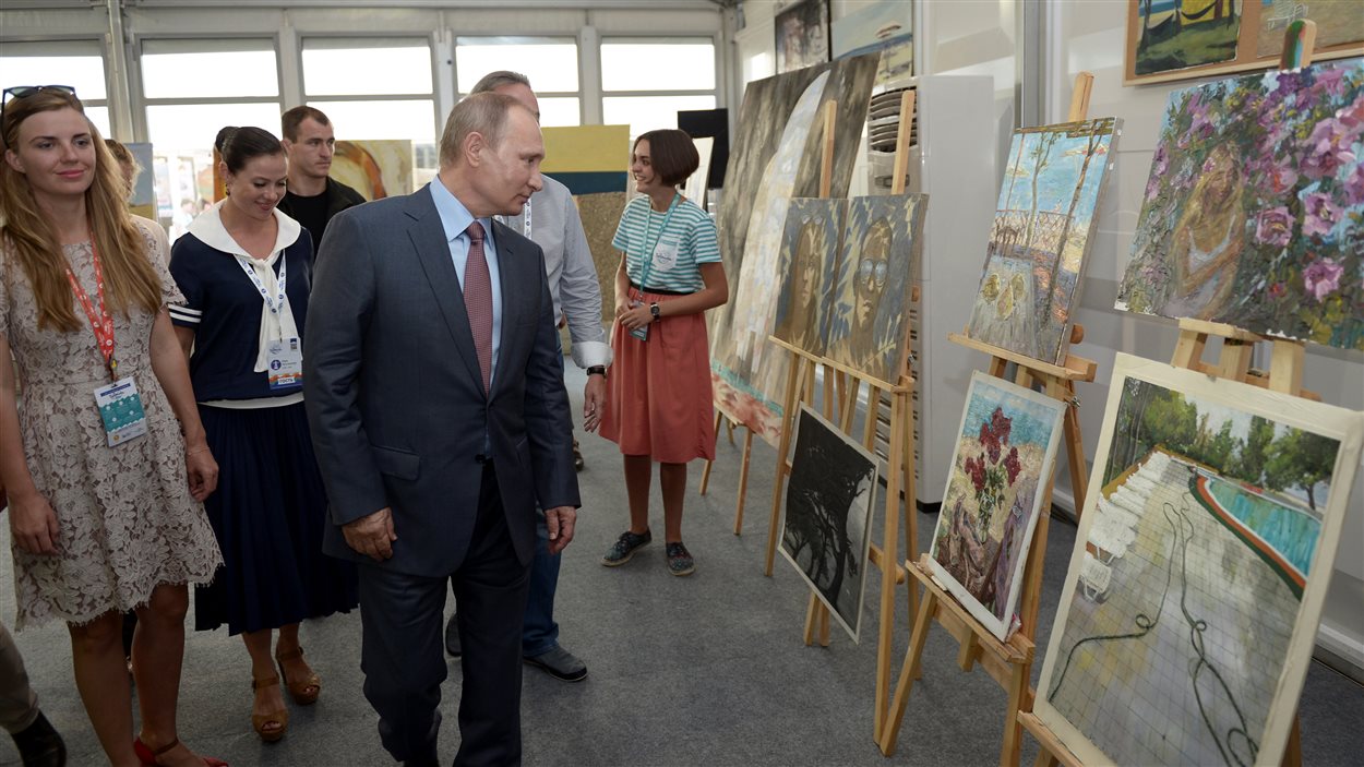 Le président russe Vladimir Poutine en visite, vendredi,  au Forum national de l'éducation de la jeunesse à Taurida en Crimée.