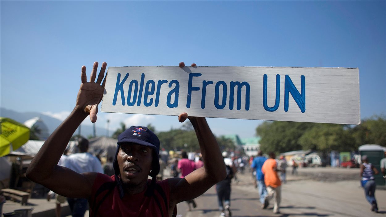Un manifestant tient une pancarte contre la mission de l'ONU en Haïti, à Port-au-Prince, le 18 novembre 2010.