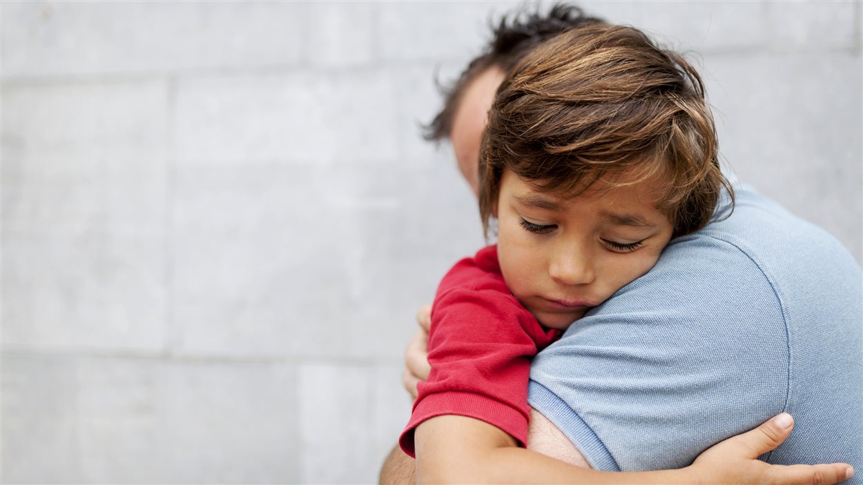 Un père dit au revoir à son fils.