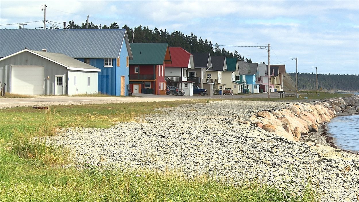 Alignement de maisons à Port-Menier, sur l'île d'Anticosti.