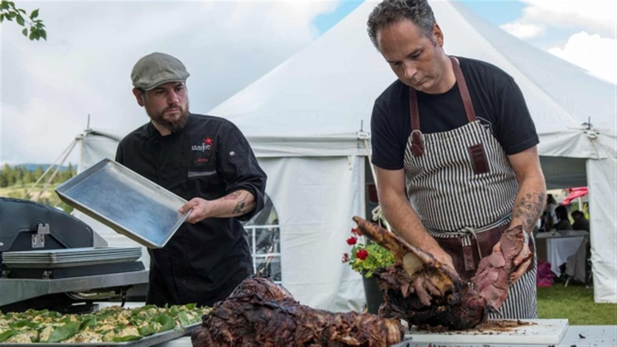 Les chefs Marco Desmond (Alaska) et Eric Pateman (Yukon) au Festival culinaire de Whitehorse