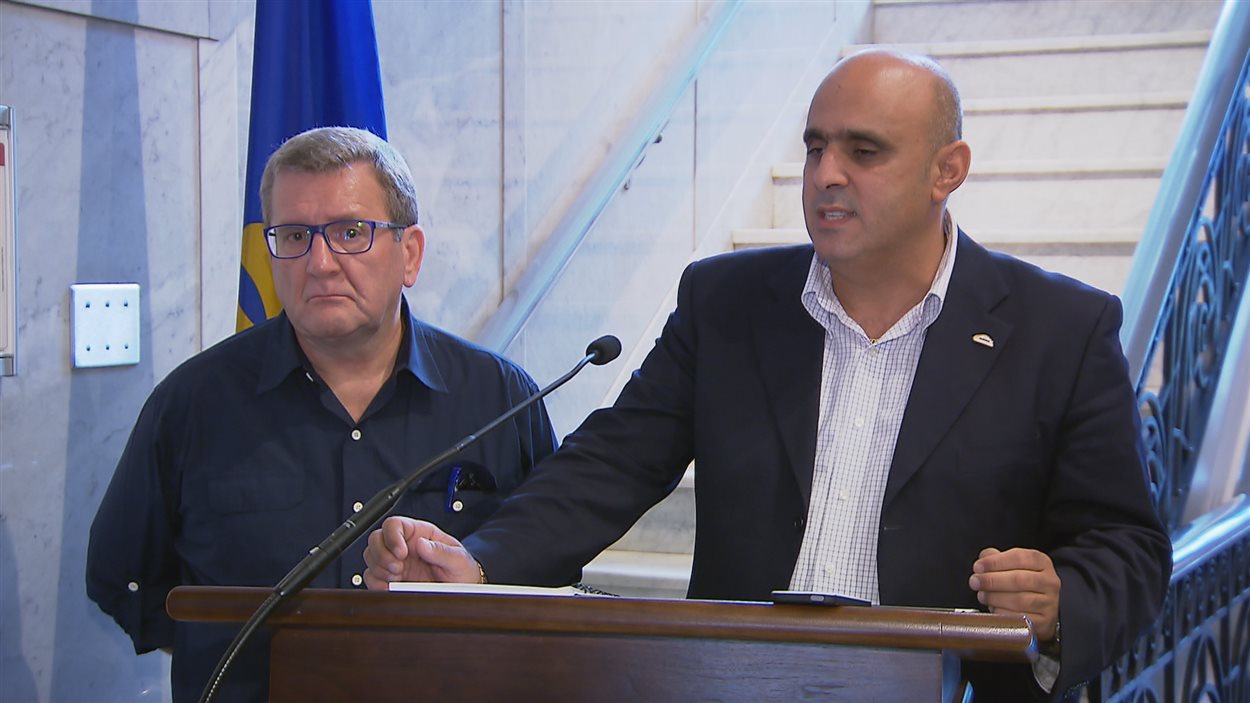 Le maire de Québec, Régis Labeaume et le porte-parole du Regroupement des intermédiaires de taxi de Québec, Abdallah Homsy