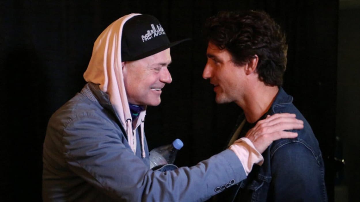 Le premier ministre Justin Trudeau (à la droite) rencontre le chanteur du groupe The Tragically Hip Gord Downie avant son spectacle à Kingston le 20 août 2016.