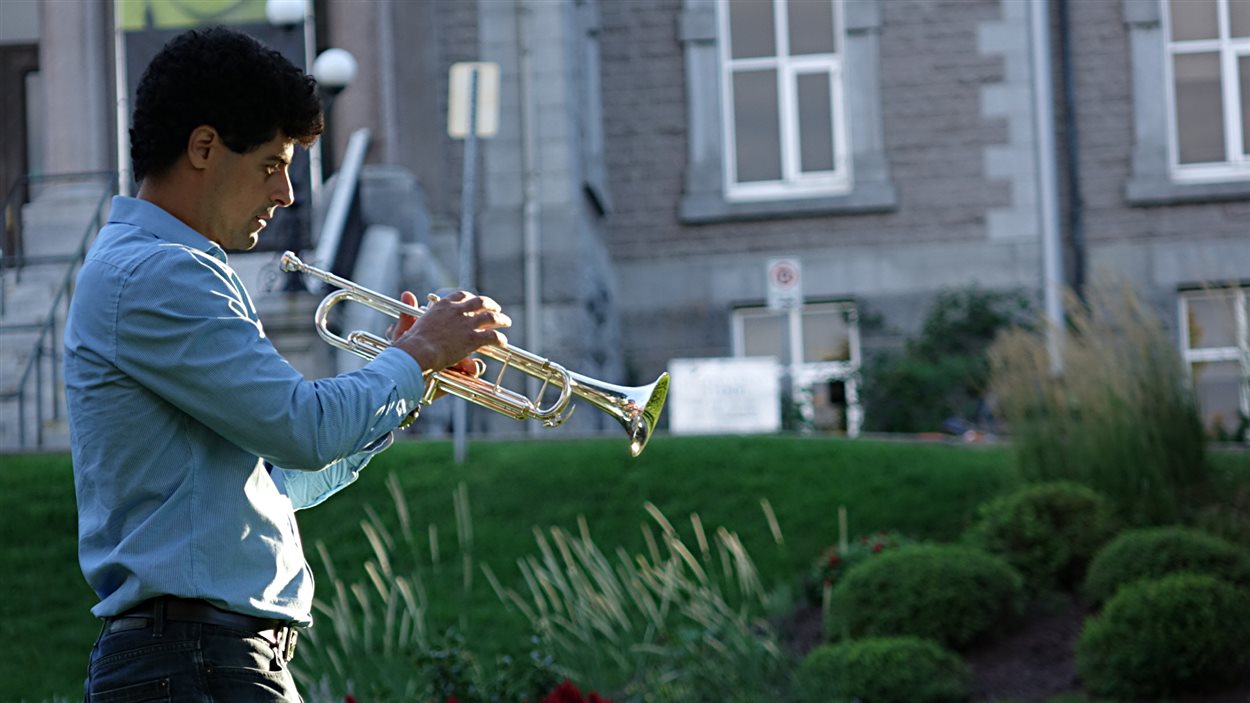 Frédéric Demers, se préparant à jouer de la trompette devant l'hôtel de ville de Sherbrooke