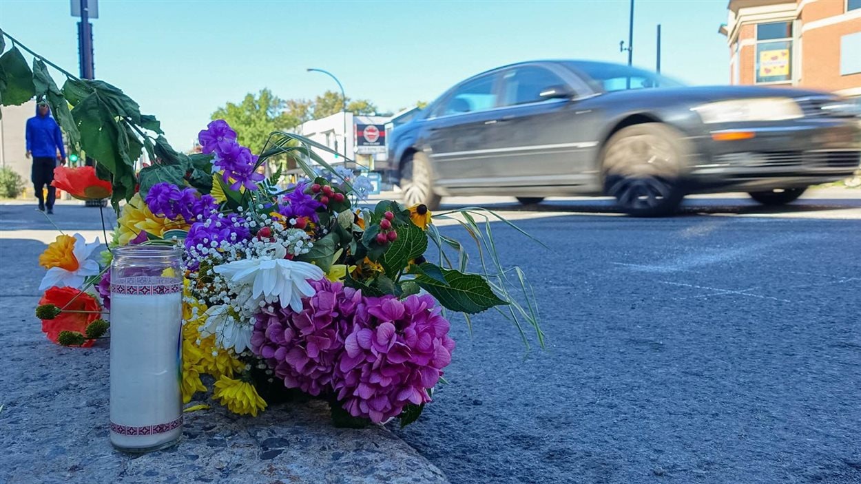 Des fleurs déposées en mémoire de la cycliste fauchée par un camion lundi, au coin de la rue D'Iberville et du boulevard Rosemont