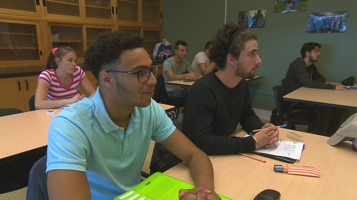 Des étudiants français en salle de cours à La Pocatière