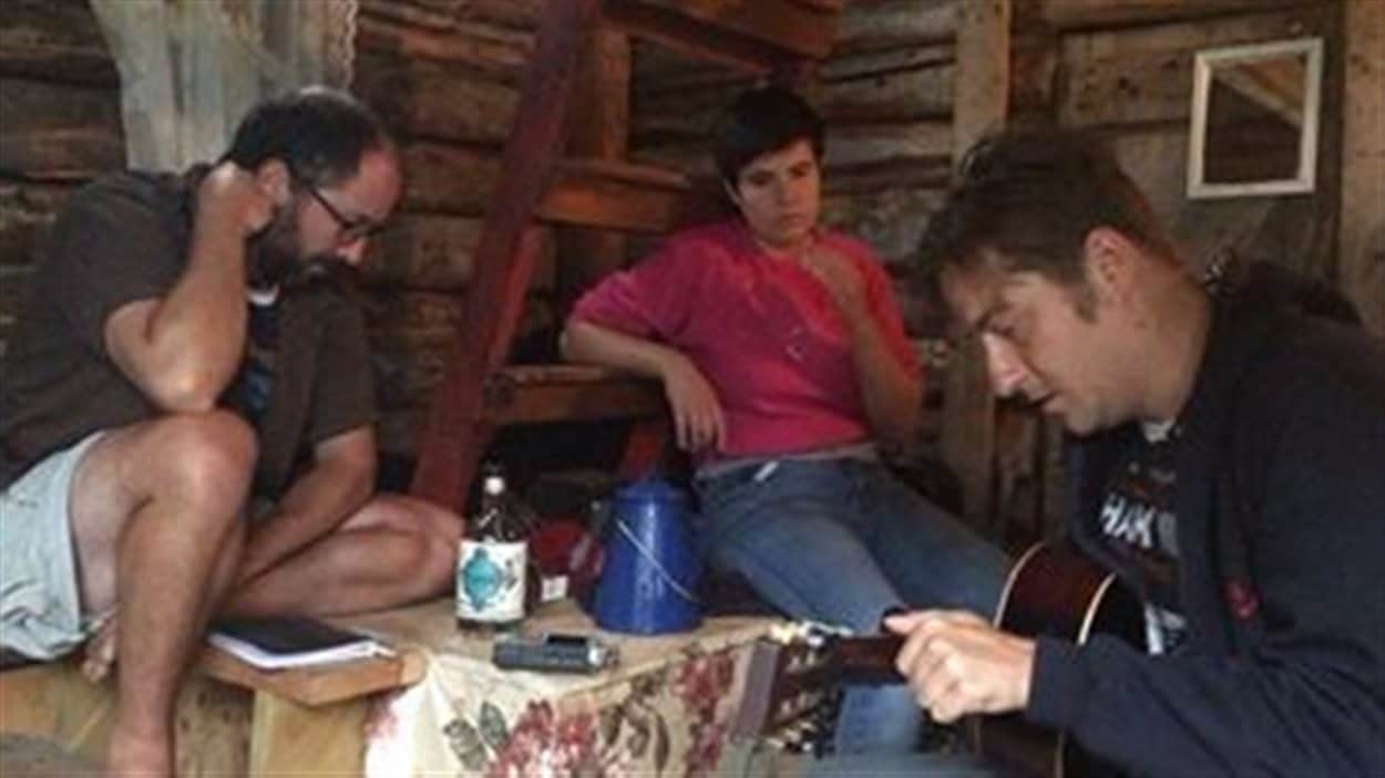 Les artistes Bilbo Cyr, Marcie et Louis-Philippe Gingras, à Natashquan