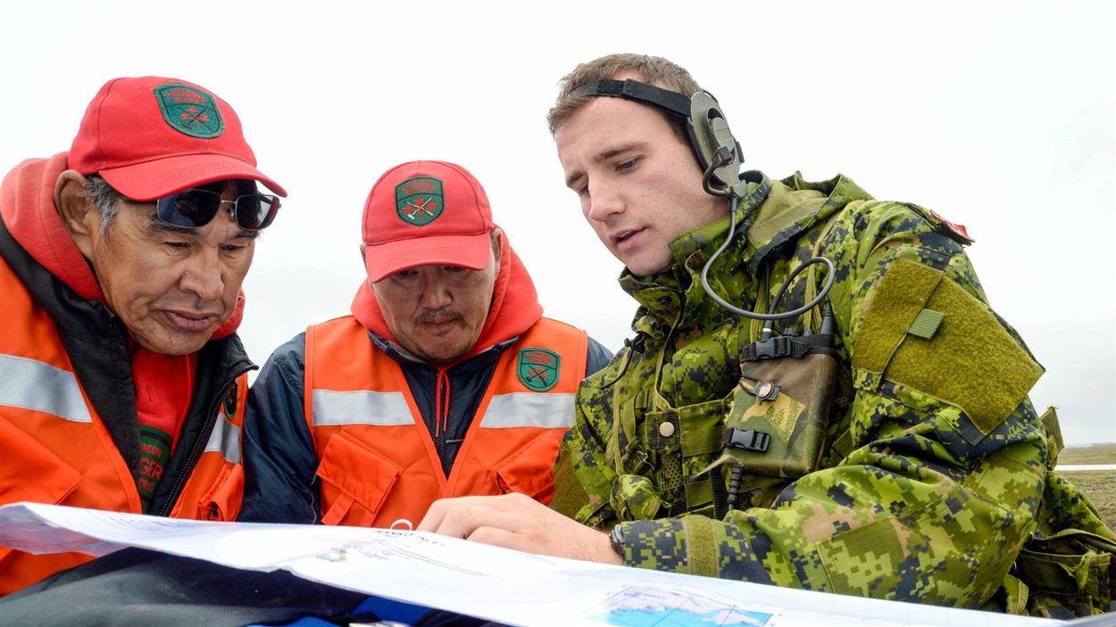 Un militaire avec des membres des rangers du Nunavut