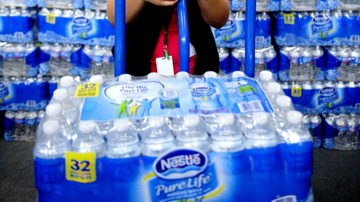 Des bouteilles d'eau de la compagnie Nestlé