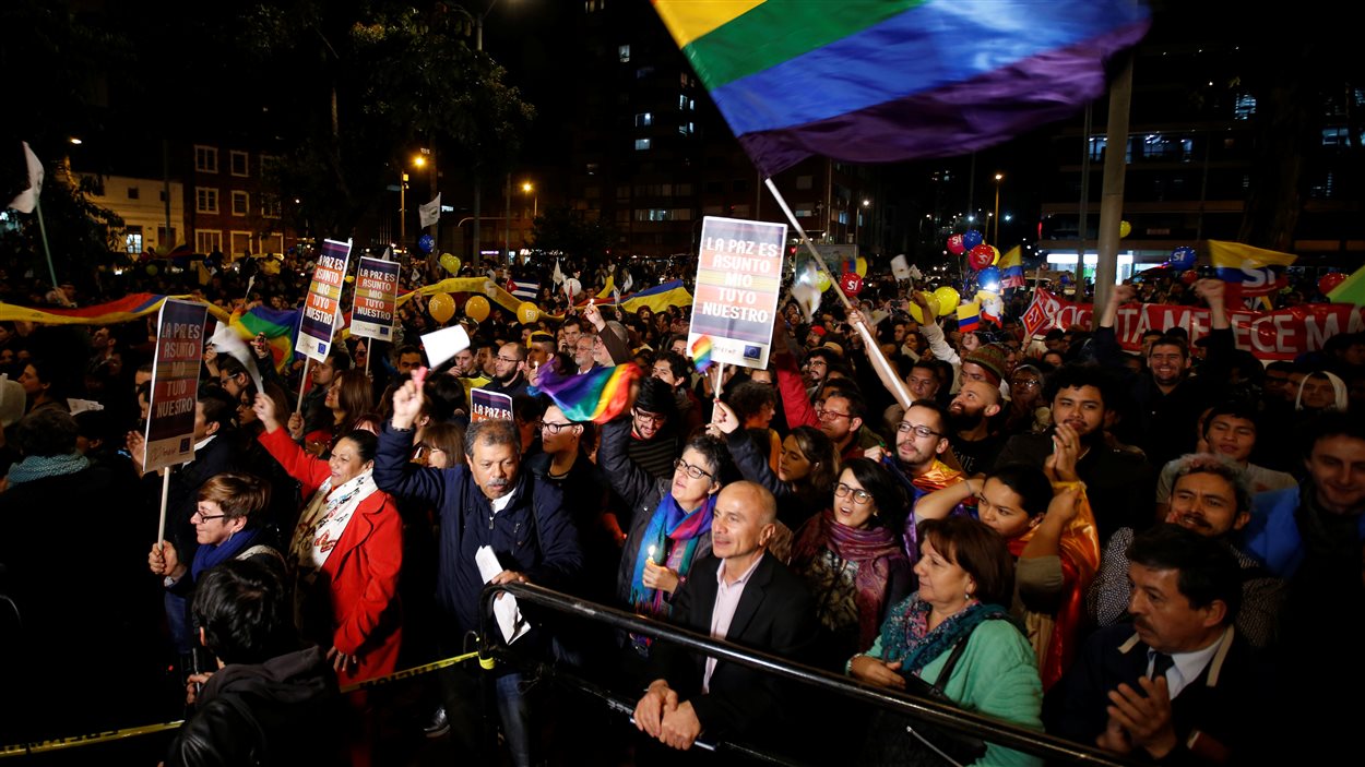 Des Colombiens sont sortis dans les rues de Bogota pour célébrer l'accord de paix conclu entre le gouvernement de la Colombie et le mouvement FARC.