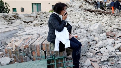 Une femme constate l'ampleur des dégâts à Amatrice en Italie après le séisme meurtrier.