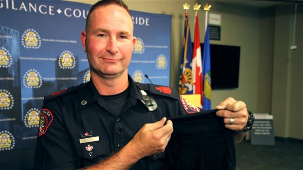 Le sergent major Rob Patterson du Service de police de Calgary a entre les mains un hijab spécialement conçu pour être porté avec l'uniforme.
