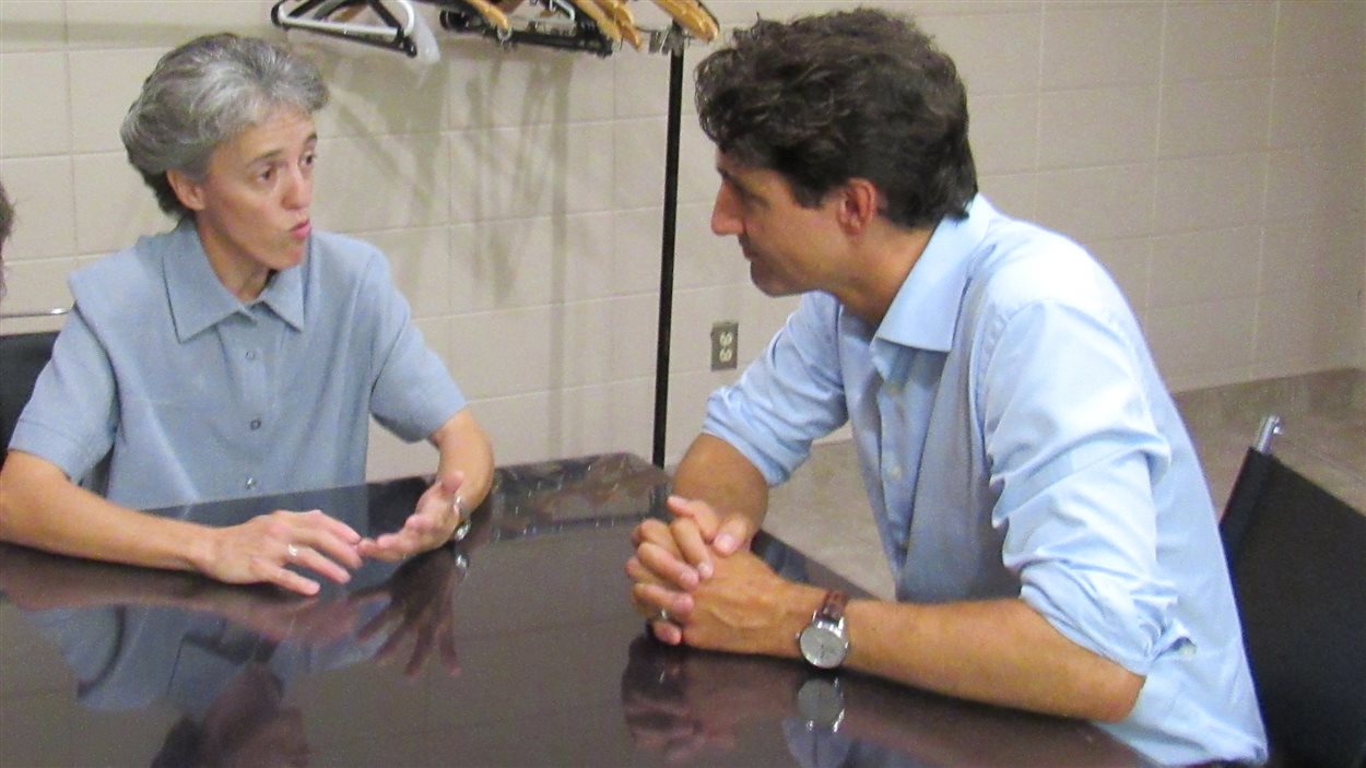 La coodonnatrice de Loge m'entraide, Sonia Côté, a rencontré Justin Trudeau