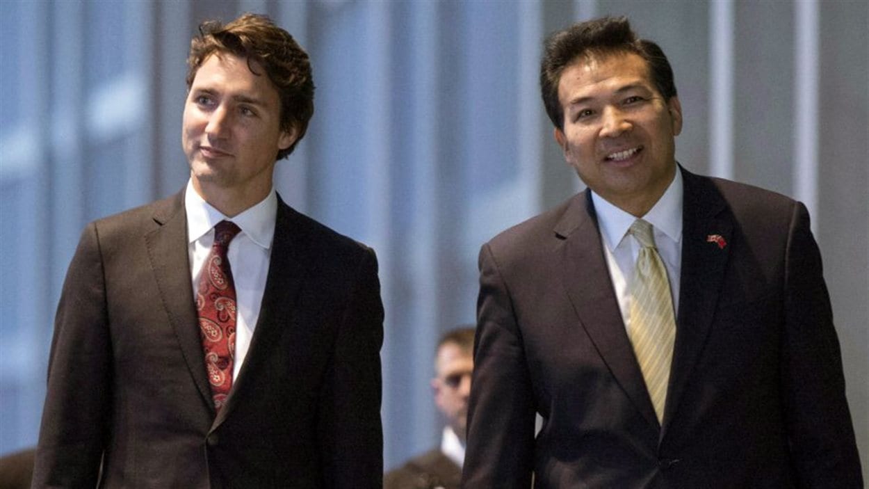 Le premier ministre Justin Trudeau en compagnie de l'ambassadeur chinois au Canada Luo Zhaohui
Photo: Justin Tang La Presse canadienne
