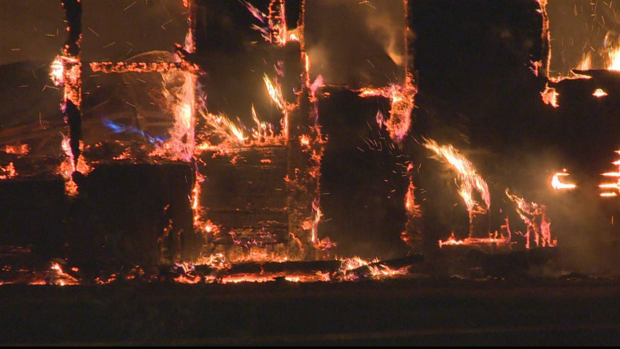 Les flammes ont ravagé la ferme laitière Lémidra, de Mont-Carmel.