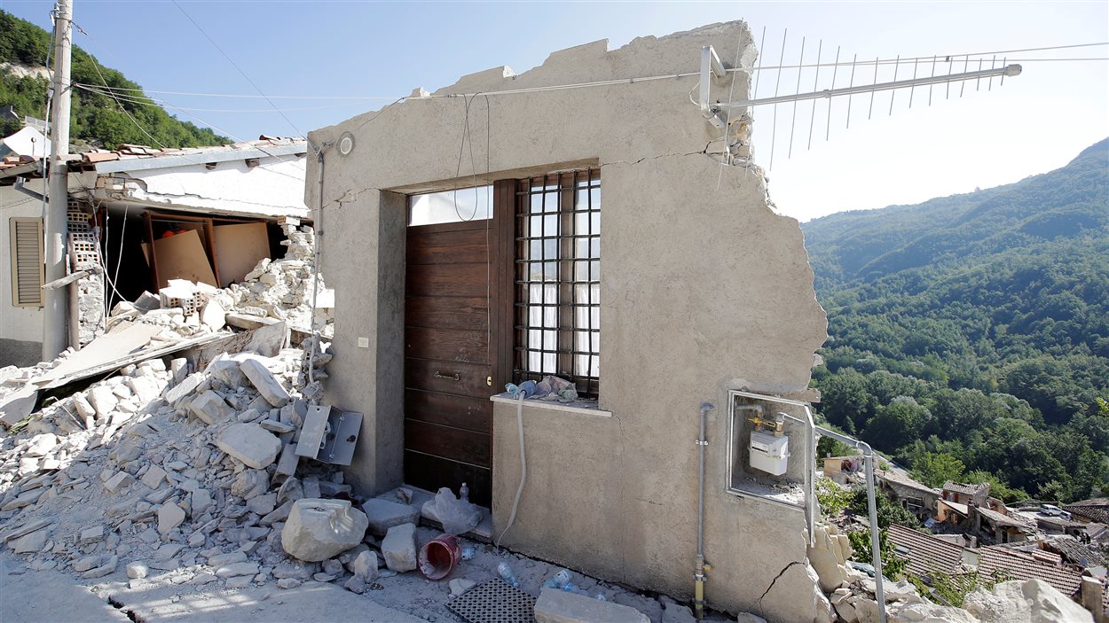 Des restes d'une maison de Pescara del Tronto dans le centre de l'Italie