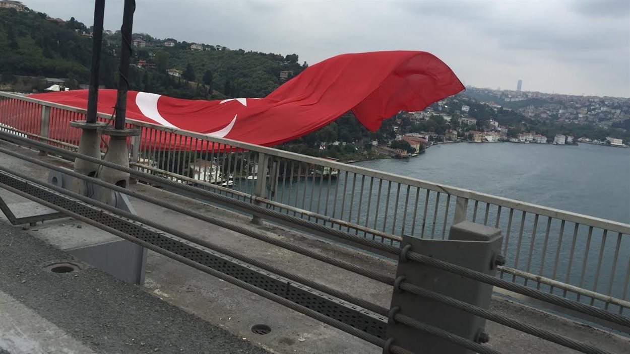 Le drapeau turc flotte un peu partout dans la ville d'Istanbul.