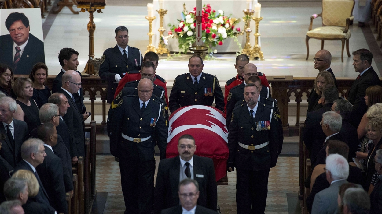 La sortie de la dépouille de Mauril Bélanger, à ses funérailles.