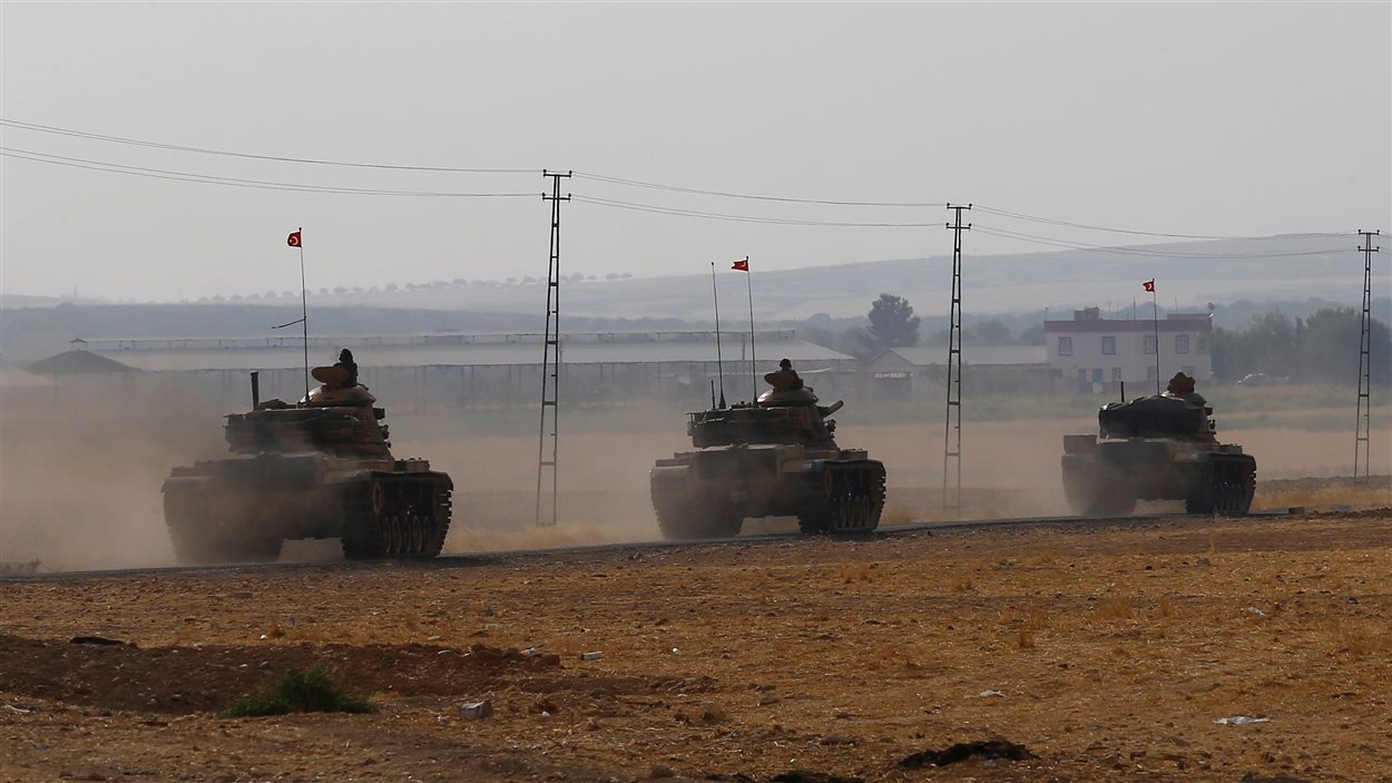 Chars de l'armée turque en route vers la Syrie, dans la province de Gaziantep, le 25 Août, 2016