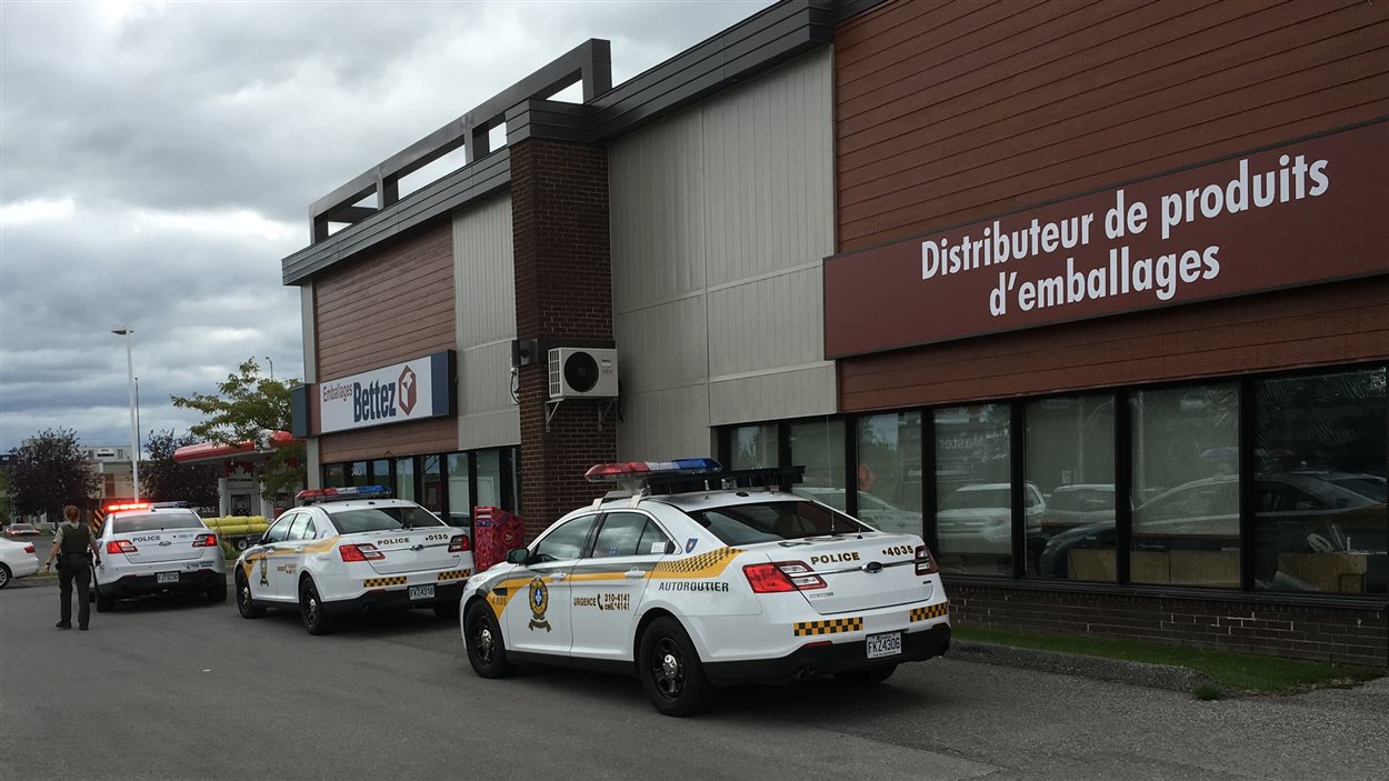 Des véhicules de Sûreté du Québec devant l'entreprise Emballages Bettez.
