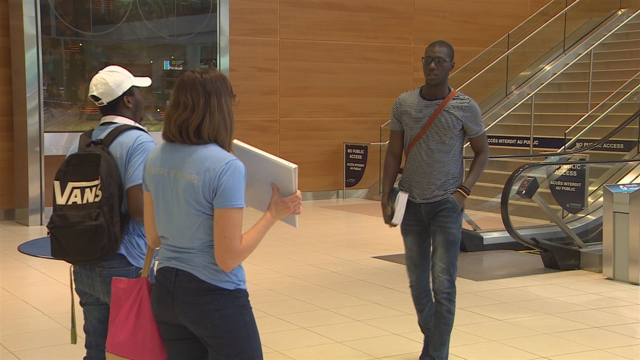 Amadou Samba Diop, nouvel étudiant à l'Université de Saint-Boniface, est accueilli à l'aéroport de Winnipeg par des camarades.