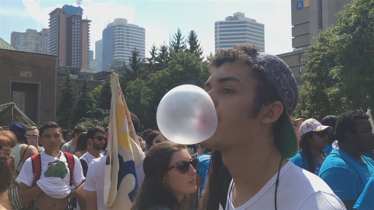 Des étudiants de Ryerson ont battu aujourd'hui le record Guiness du plus grand nombre de personnes à mastiquer de la gomme balloune simultanément au même endroit.