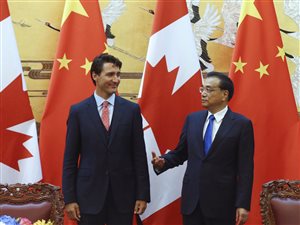 Le premier ministre canadien Justin Trudeau et le premier ministre chinois Li Keqiang. 