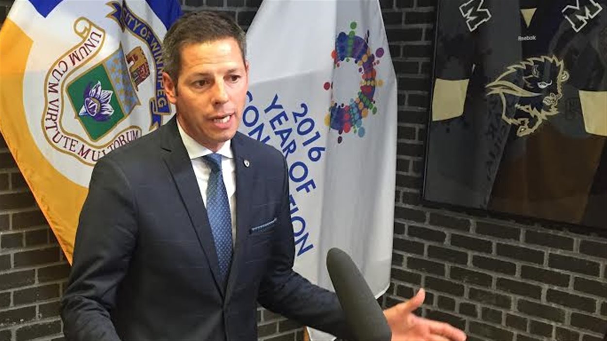 Le maire de Winnipeg, Brian Bowman, s'est exprimé publiquement, jeudi, quant au besoin d'augmenter les redevances de developpement.