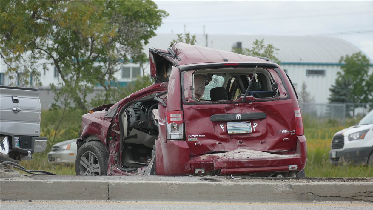Les occupants de cette fourgonnette écrasée sont morts, mercredi, dans une collision sur la route périphérique de Winnipeg.