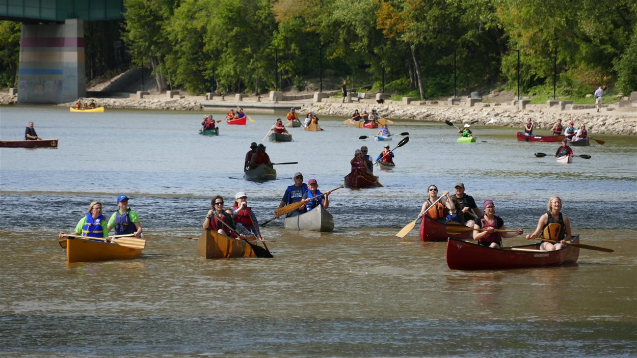 Des dizaines de canoteurs ont fait le trajet du parc Omand jusqu'à la Fourche.