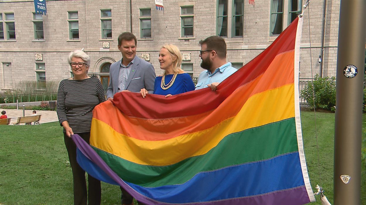 Plusieurs personnalités publiques, dont Agnès Maltais (à gauche) ont assisté au lever du drapeau à l'hôtel de ville de Québec.
