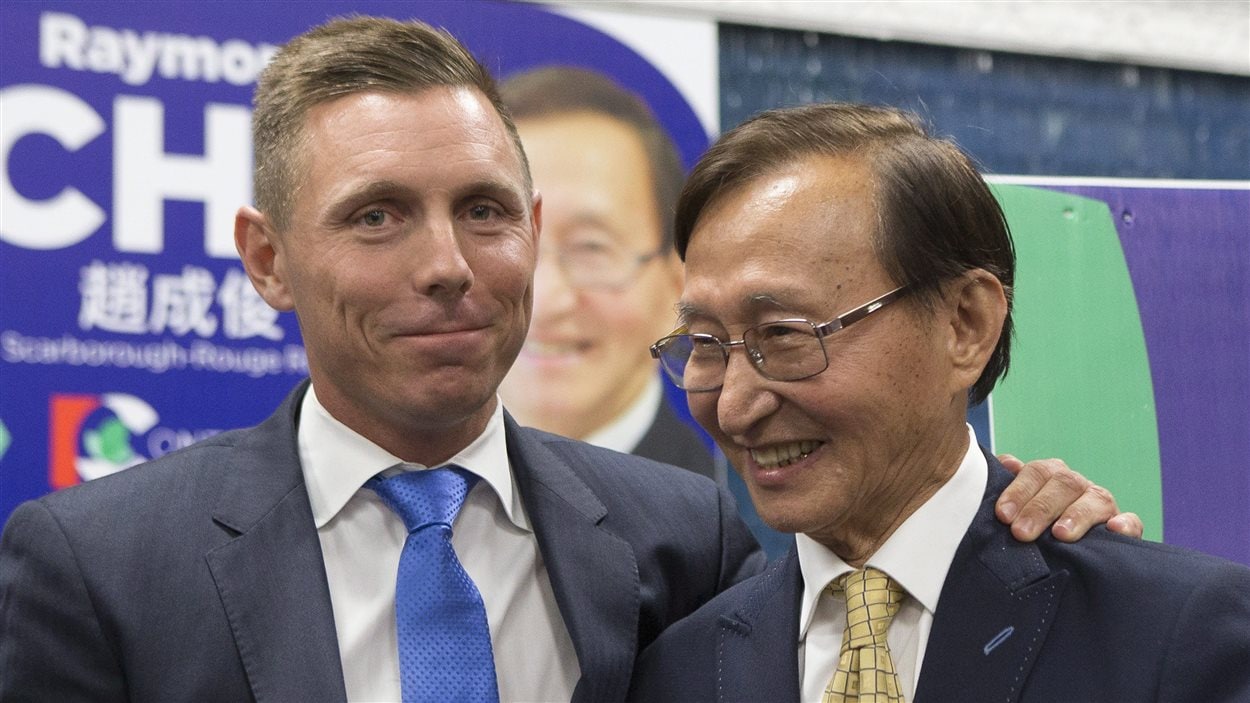 Le leader du parti conservateur ontarien, Patrick Brown, en compagnie du nouveau député de Scarborough-Rouge River, Raymond Cho.
