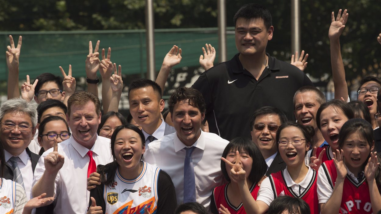 Justin Trudeau et le joueur de basket-ball Yao Ming avec des écoliers à Shanghai.