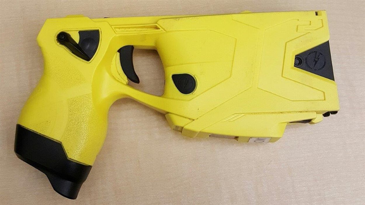 Pistolet Taser Self Defense A Distance 3 5 Metres Le pistolet Taser d'un policier de Winnipeg disparaît lors d'une