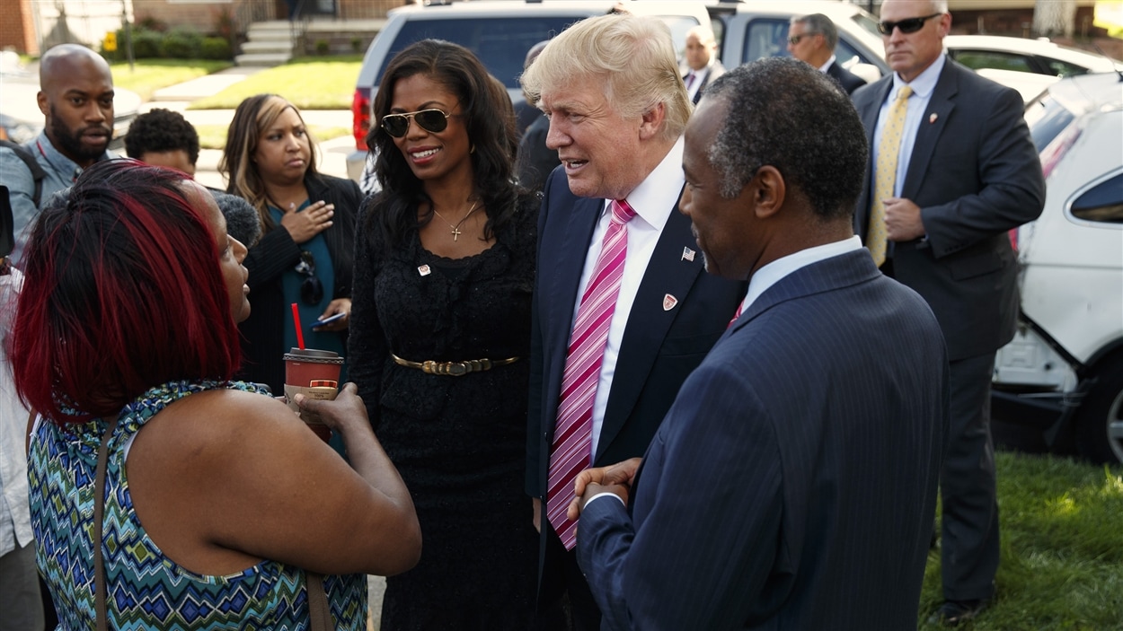 Donald Trump s'entretient avec des électeurs à Detroit