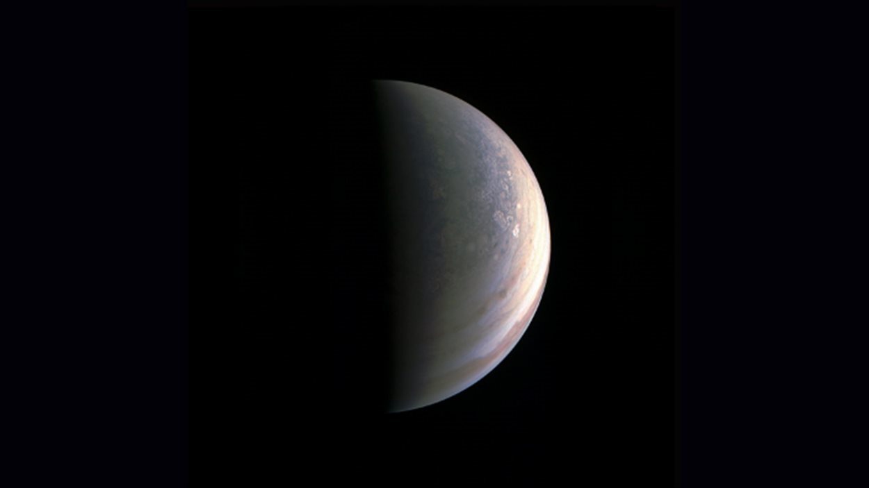 Image du pôle Nord de Jupiter, prise le 27 août 2016 par la sonde Juno.