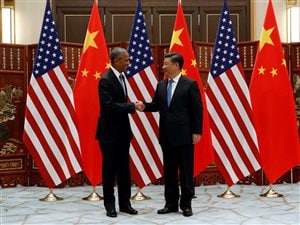 Le président américain Barack Obama serre la main du président chinois Xi Jinping.
