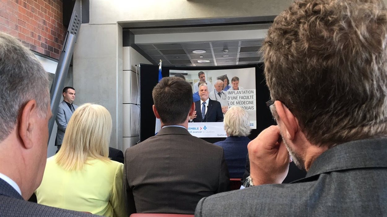 Le premier ministre Philippe Couillard a annoncé l'implantation d'une faculté de médecine à Gatineau.
