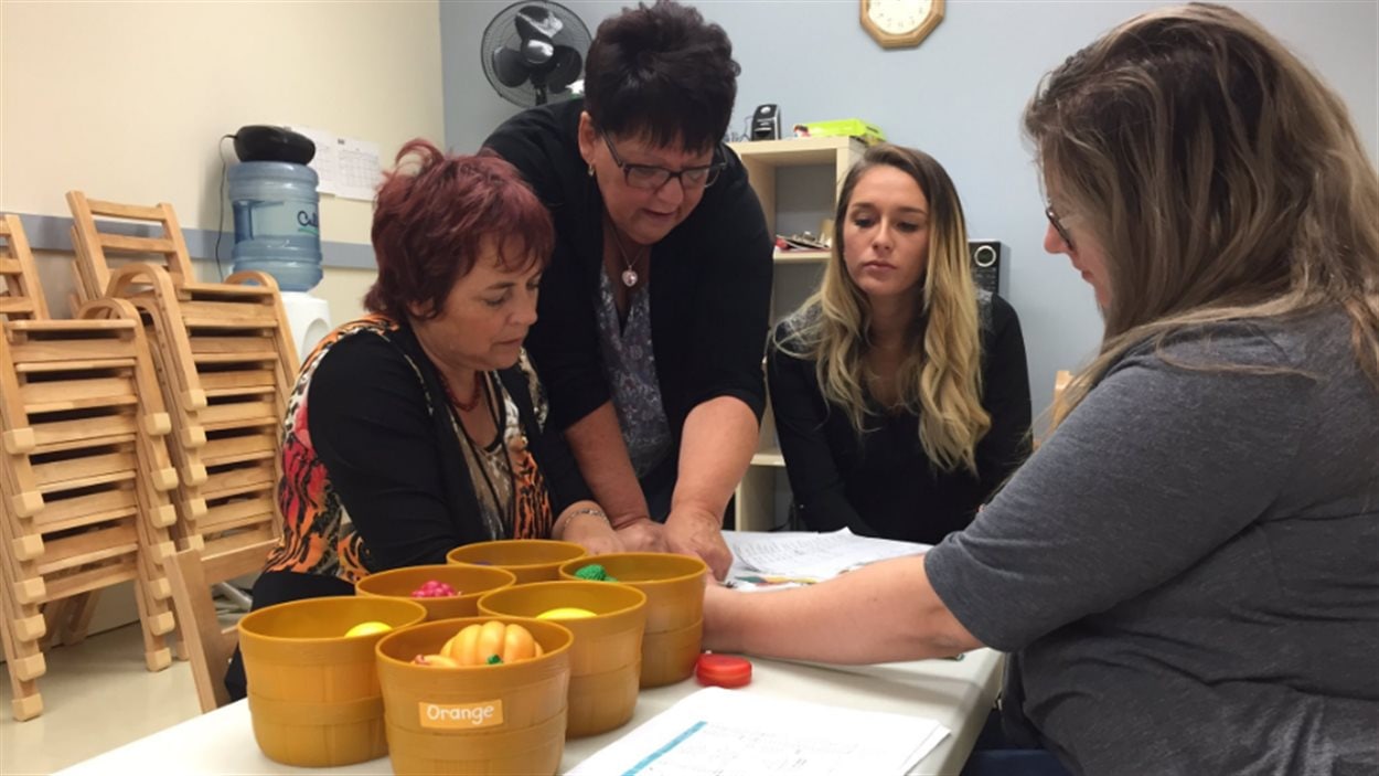 Angélina Gionet, directrice de l'ACFA régionale de Wood Buffalo, discute avec des collègues à la garderie francophone de Fort McMurray.