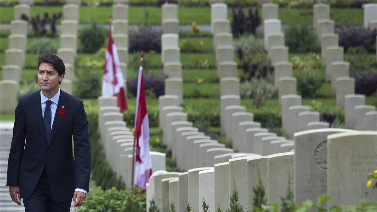 Justin Trudeau a rendu hommage aux 228  soldats canadiens tombés lors de la Deuxième Guerre mondiale et enterrés au cimetière militaire de Sai Wan, à Hong Kong