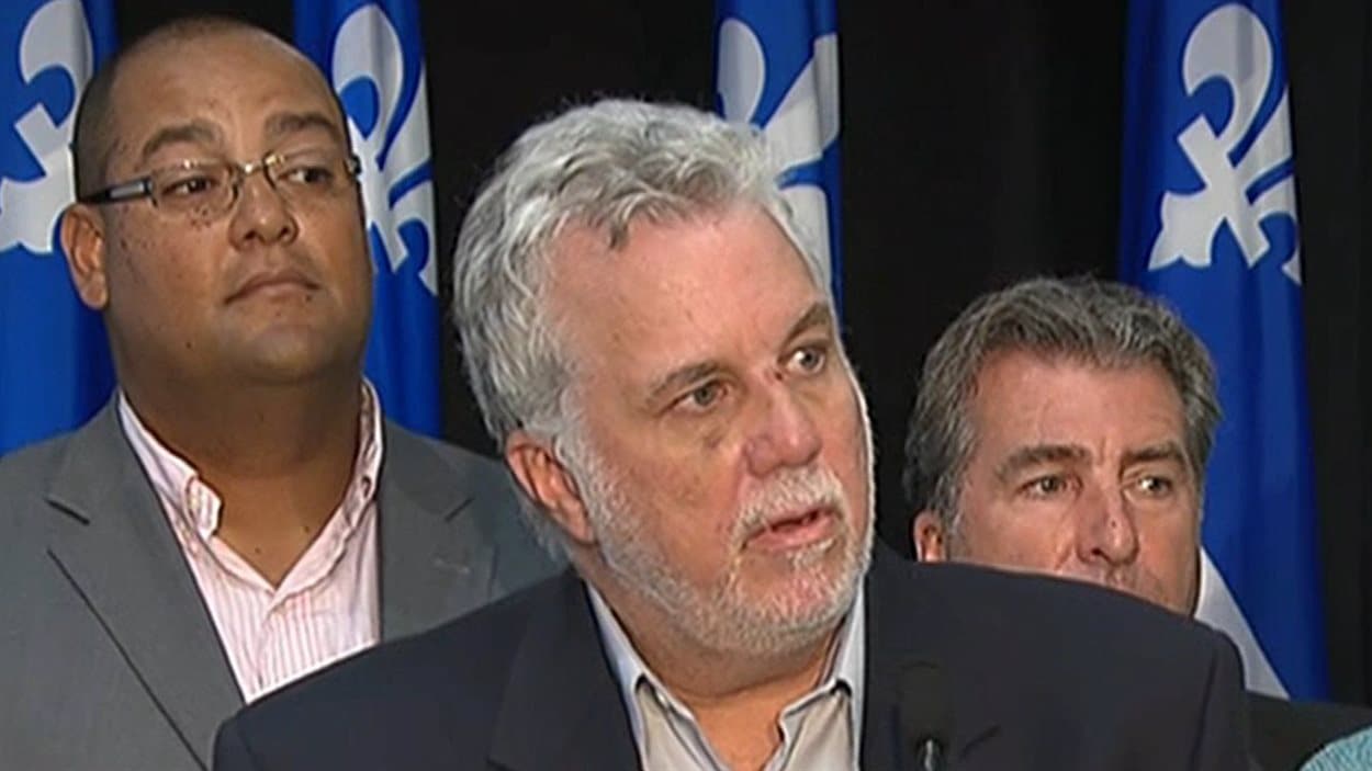 Le premier ministre du Québec, Philippe Couillard, défend le projet de loi 70 sur la formation et l’emploi, à Gatineau, en marge du caucus du PLQ.  