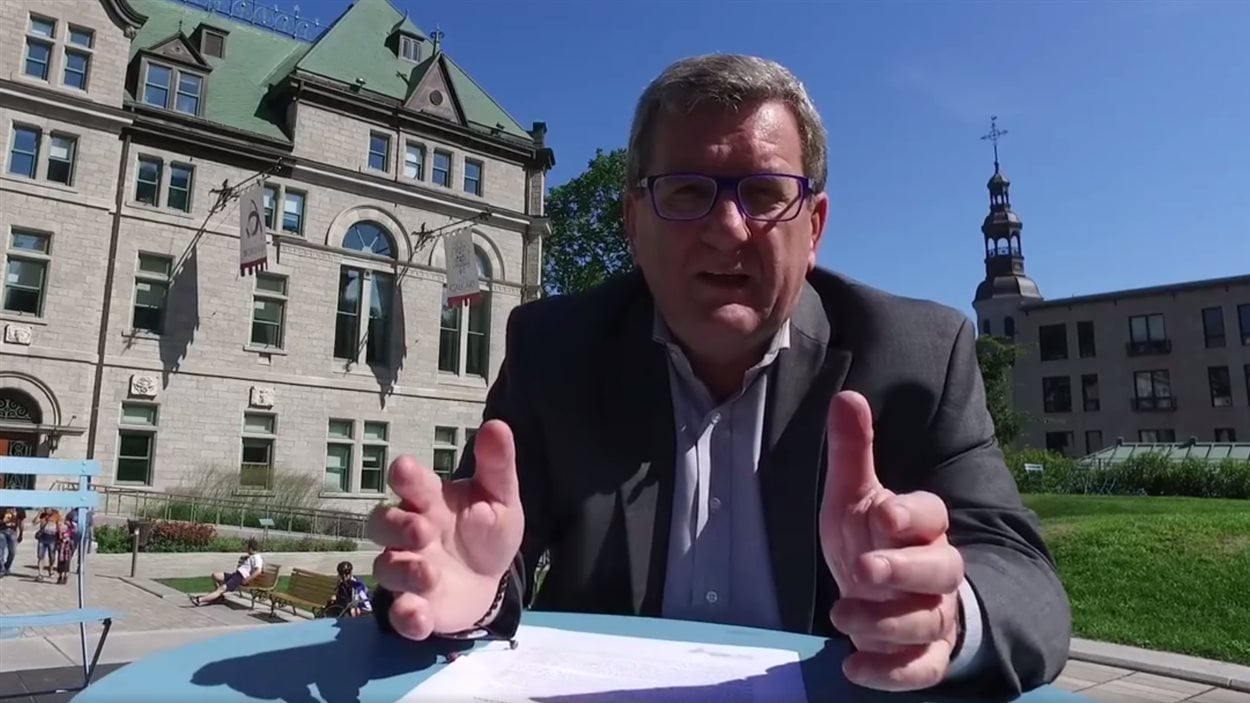 Le maire de Québec et président d'Équipe Labeaume lance une consultation publique sur le web.