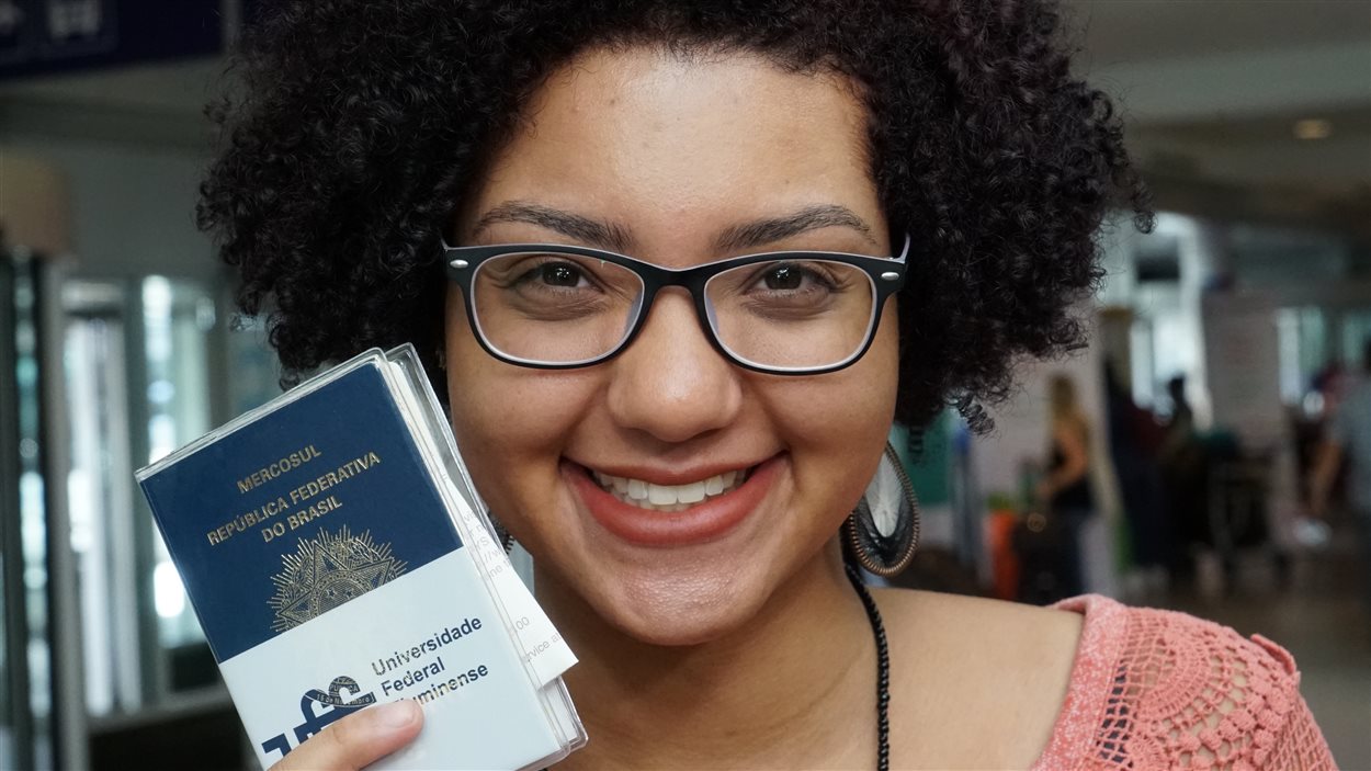 Ayla Gomes montre son passeport