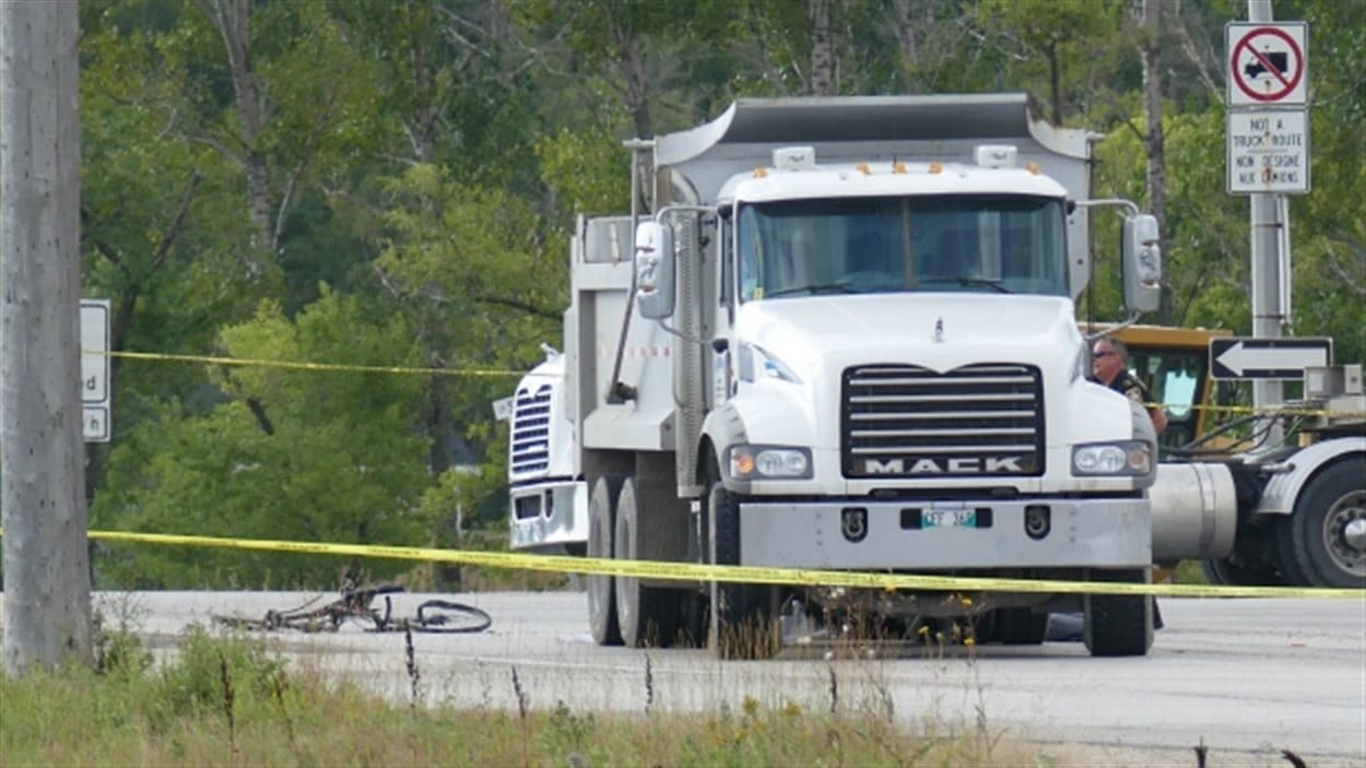 Un cycliste a été happé mortellement par un camion-benne dans le sud-est de Winnipeg.