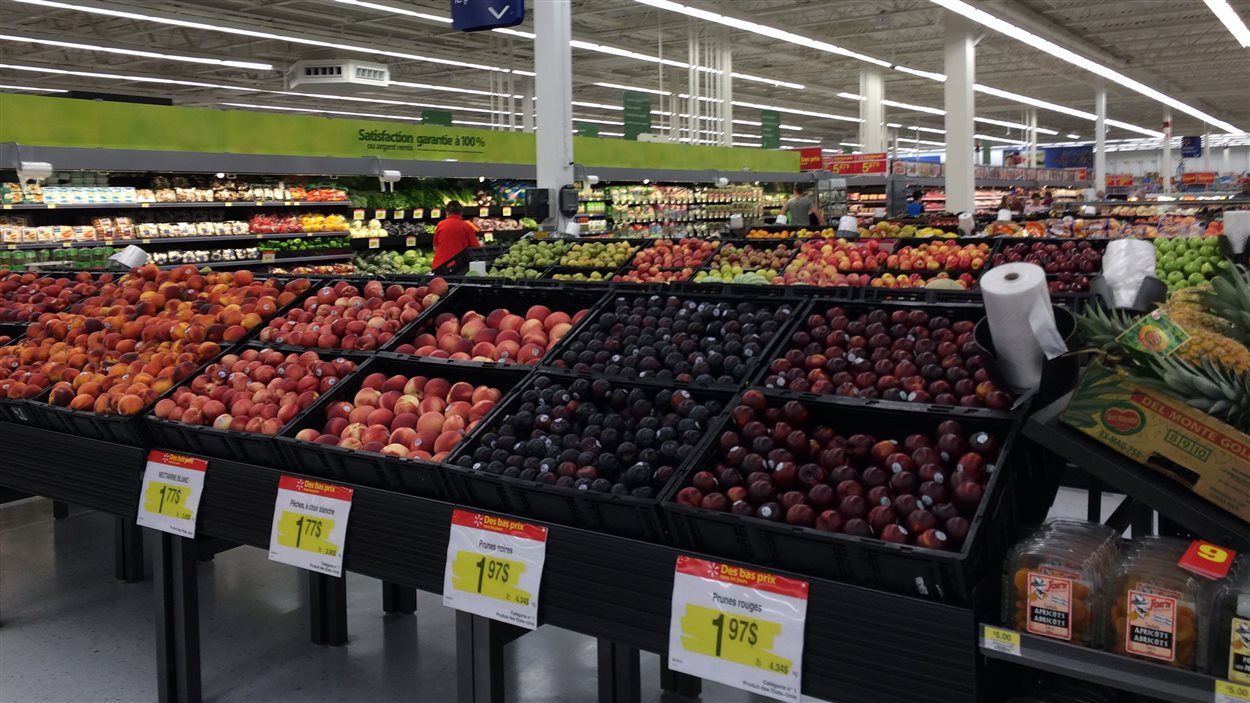 Des fruits et légumes dans un Supercentre Walmart, ici à Rouyn-Noranda, en Abitibi.