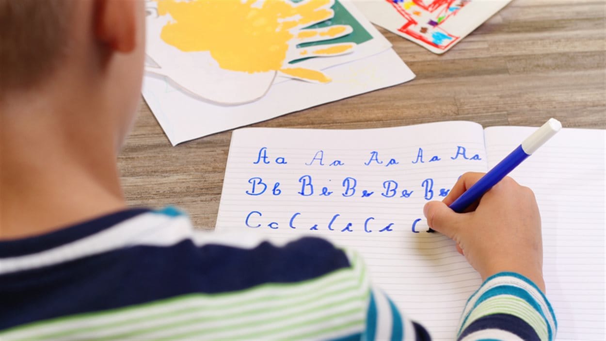Dans de plus en plus d'écoles, on apprend aux enfants uniquement l'écriture cursive.