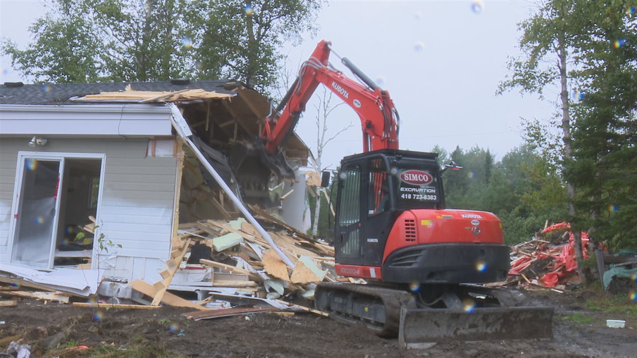 Démolition de la maison infestée par la mérule pleureuse, à Saint-Marcellin.