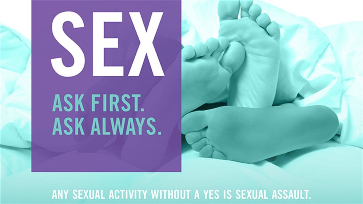 Affiche de sensibilisation au harcèlement sexuel visible dans l'enceinte de l'Université de Winnipeg.