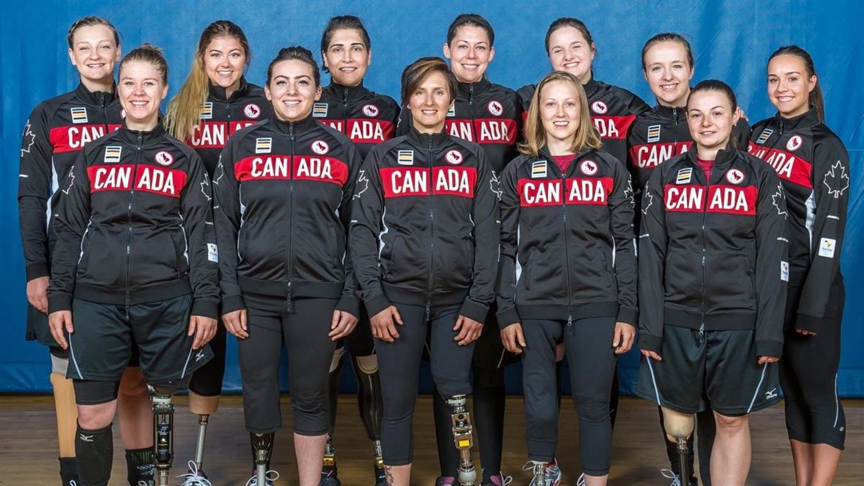 L'équipe canadidenne de volleyball assis féminin